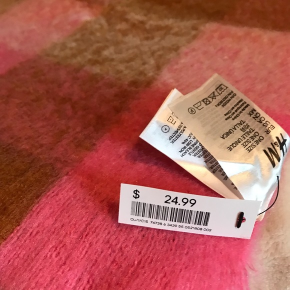 Gorgeous scarf! - Picture 3 of 3